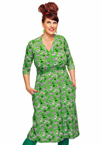 Skøn grøn kortærmet retro kjole med flot dyreprint, 2 forlommer og v-hals effekt med bred bord fra Cissi och Selma